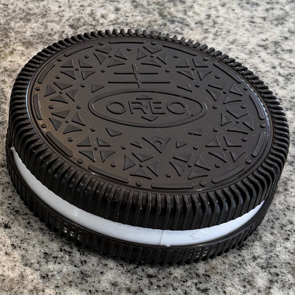 1999 Oreo/A Aronson Nabisco Advertising Cookie Shaped Plastic Canister Twist Lid